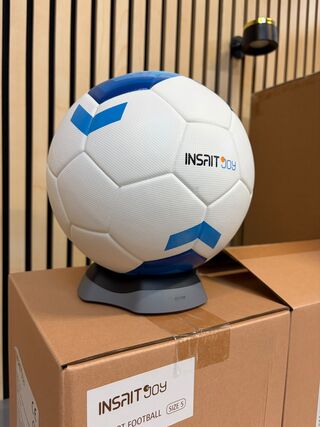 8x Slimme voetbal met bewegingssensoren maat 5 met oplader en kabel IN